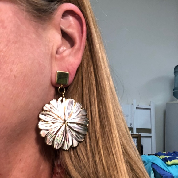 Mother of Pearl Flower Earrings - Picture 4 of 4